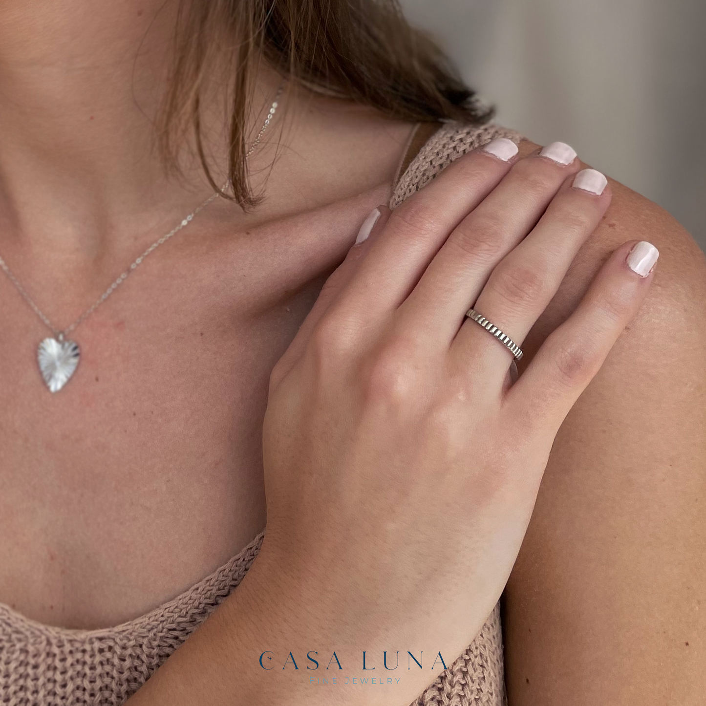 Anillo con rallas plateado