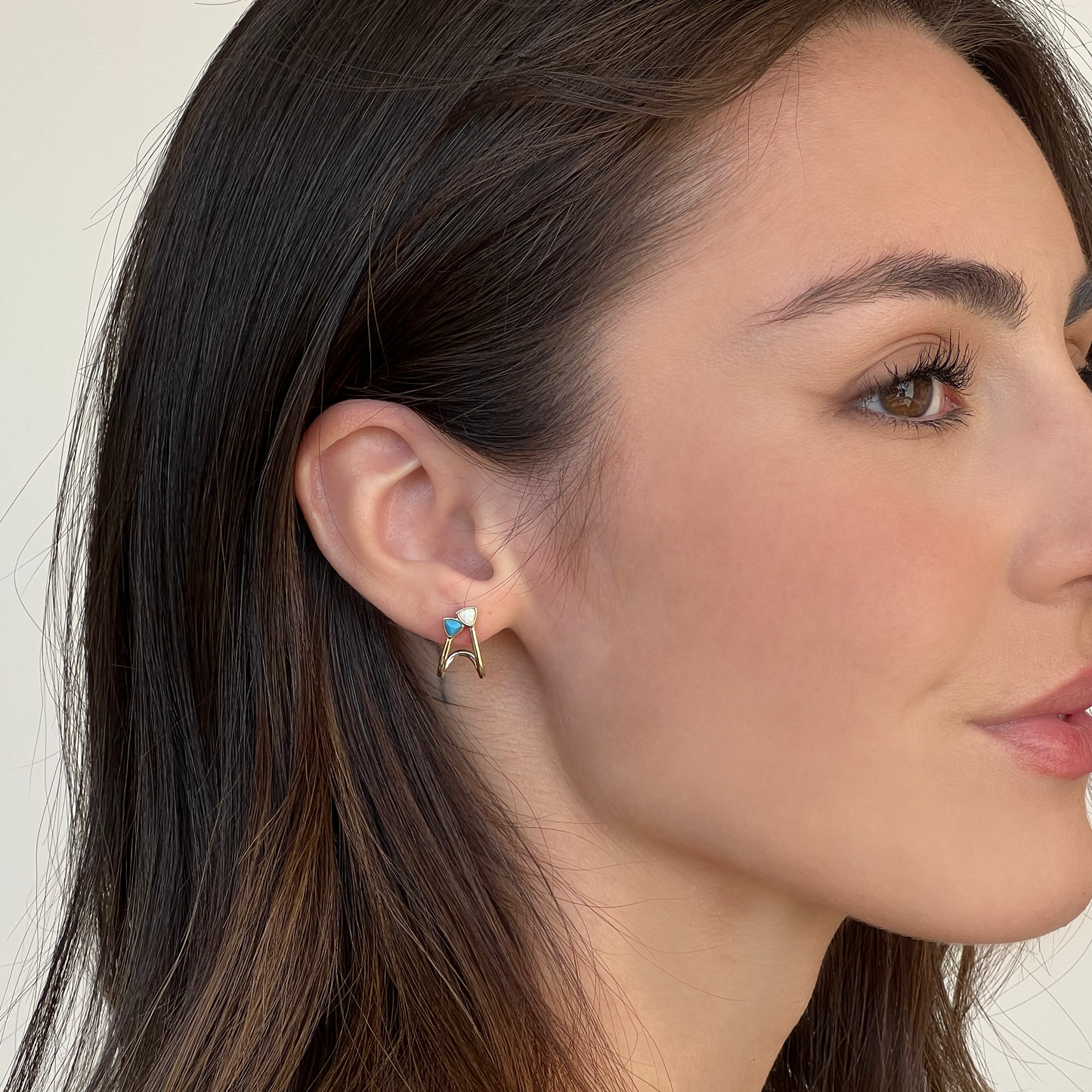 Aretes triangulares celeste y Opalo dorados