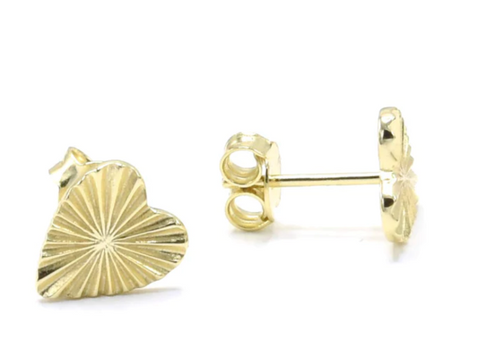 Aretes de corazon con lineas dorado