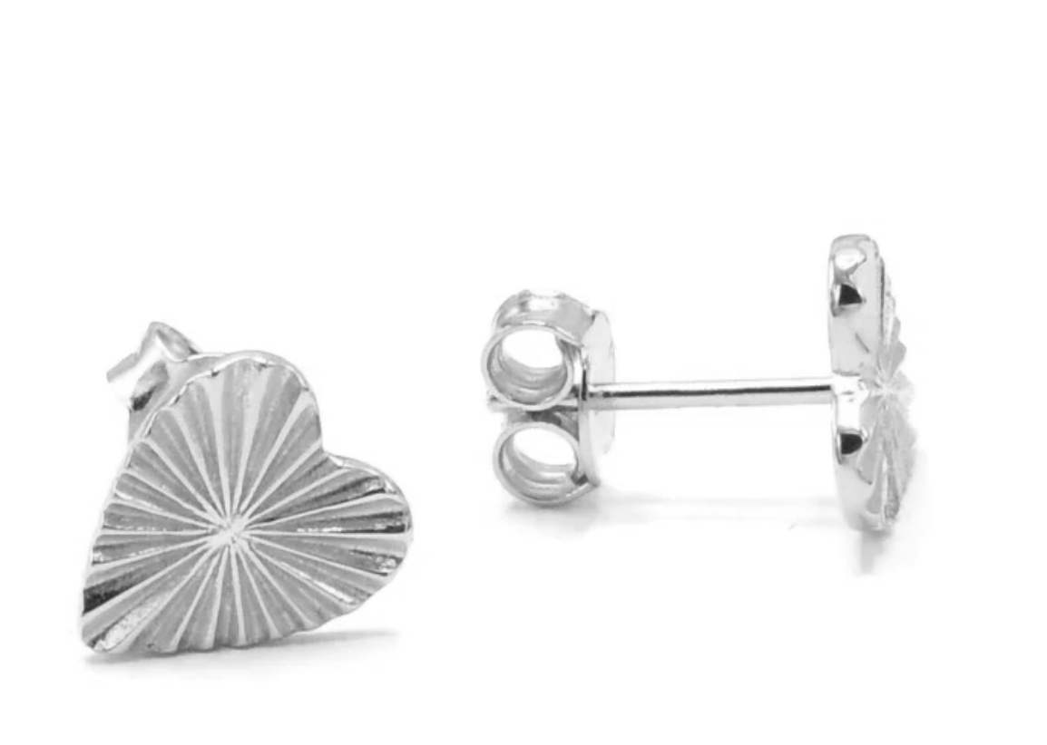 Aretes de corazon con lineas plateado