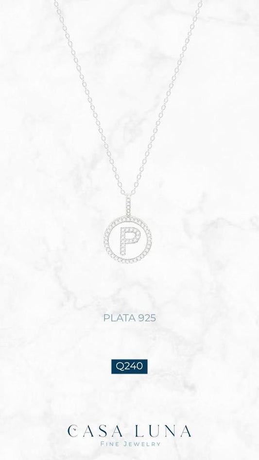 Collar letra plateada