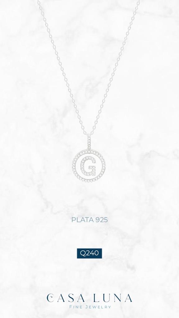 Collar letra plateada