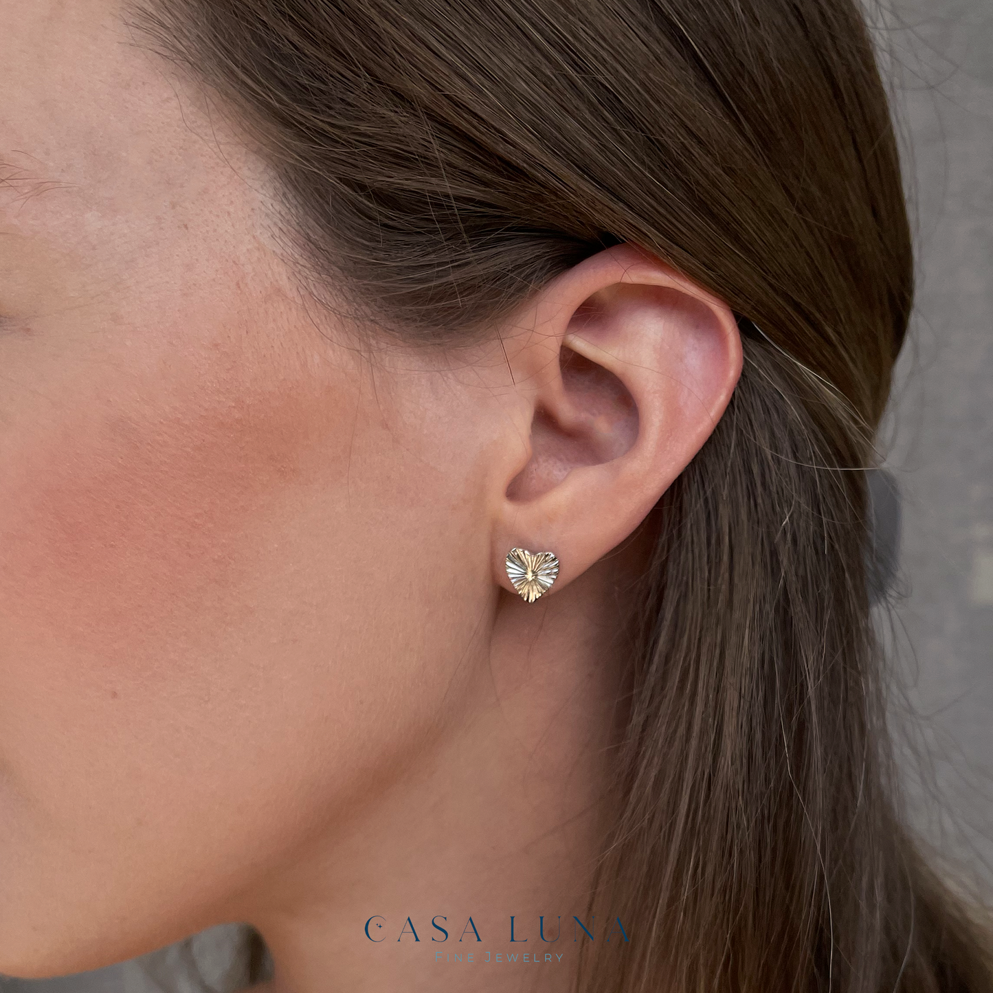 Aretes de corazon con lineas plateado