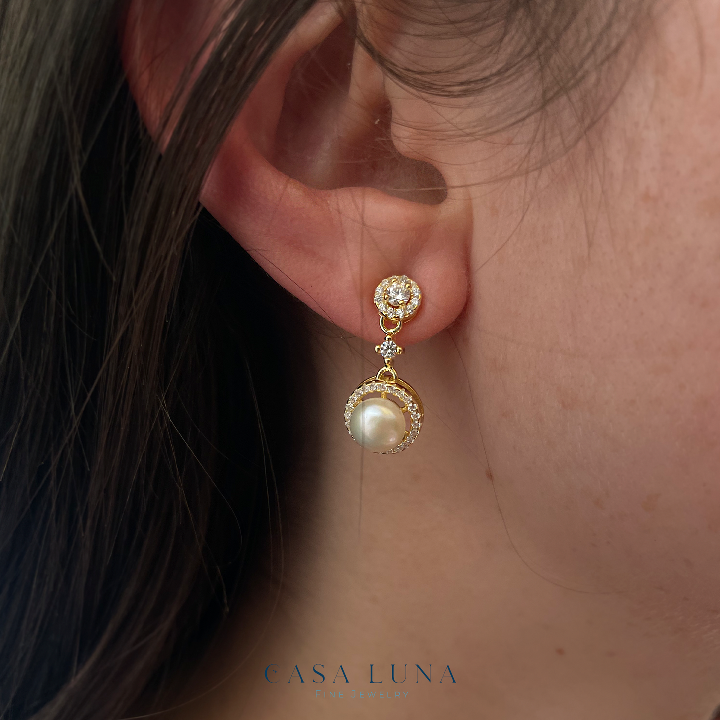 Aretes zirconia con perla y zirconias alrededor dorada
